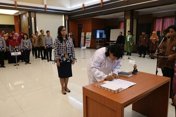 Rohaniawati menandatangani berita acara