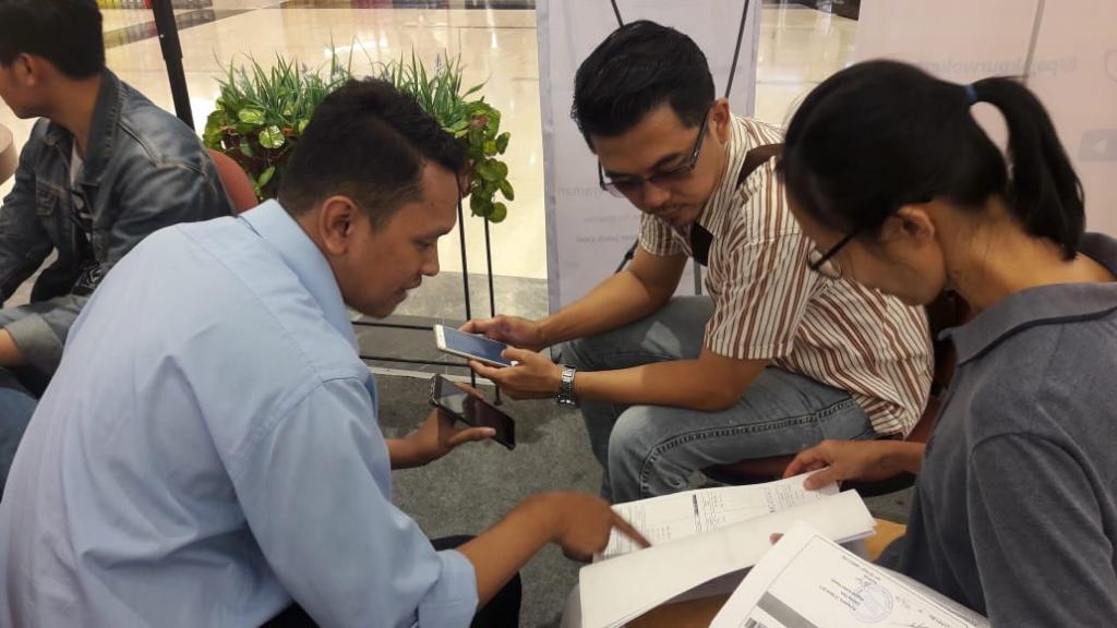 Petugas Pajak Menuntun Pengisian E-Filing (2)