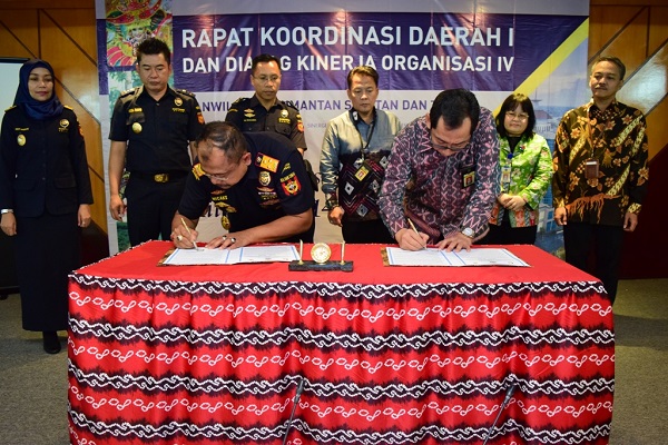 Penandatanganan MoU oleh Kakanwil DJP Kalselteng dan Kakanwil DJBC Kalbagsel