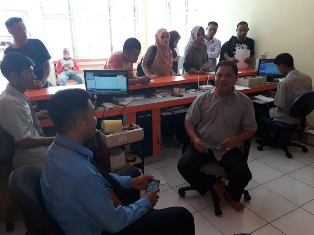 Tim pengamanan penerimaan KPP Pratama Baubau mengawasi penyetoran pajak di Kantor Pos