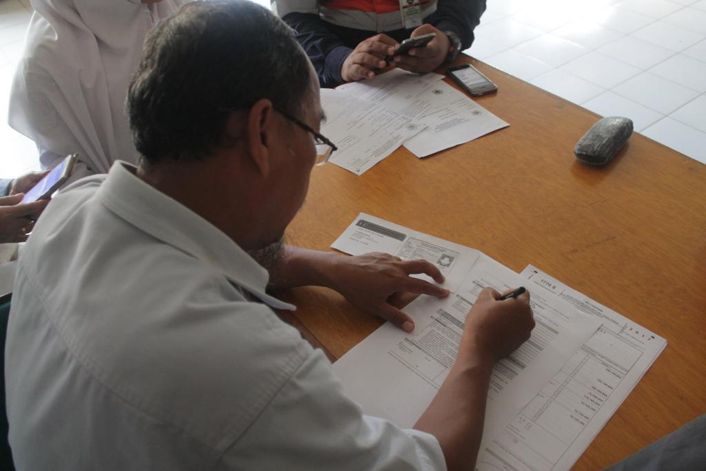 Karyawan KPC sedang mengisi formulir pendaftaran EFIN