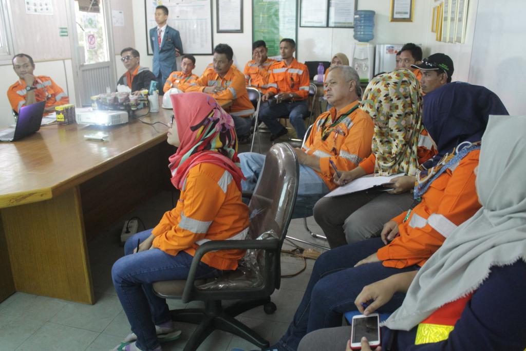 Karyawan PT Dire Pratama sedang menyimak.