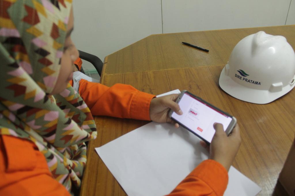 Karyawati sedang melakukan pengisian e-filing.