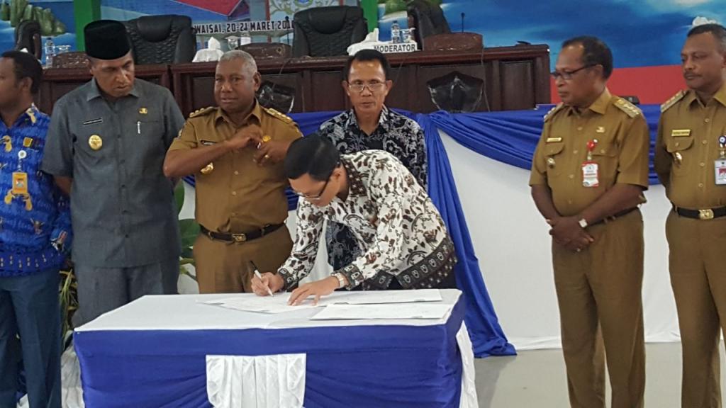 Kepala KPP Pratama Manokwari menandatangani Piagam Pencanangan Zona Integritas