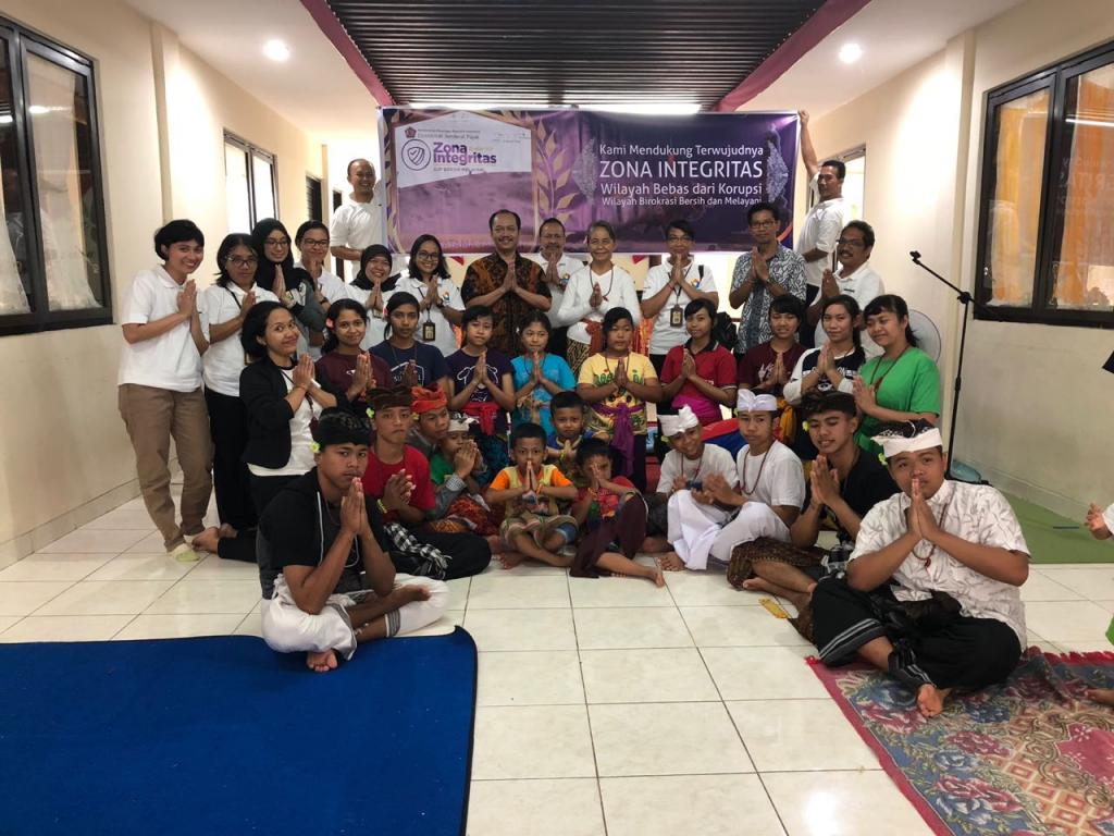 Tim KPP Tabanan berfoto bersama dengan yayasan