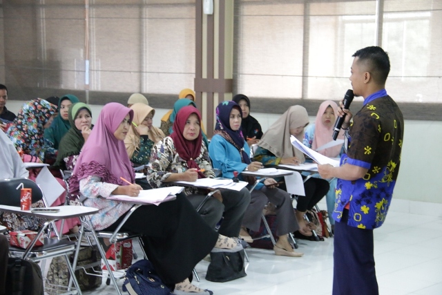 Penyampaian materi oleh M. Andrian Hidayat