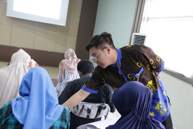 Petugas membantu langsung kendala yang ditemui oleh Wajib Pajak