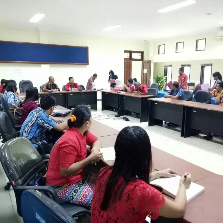 Bely Djunedi memberikan sambutan kepada tim auditor dan narasumber