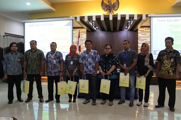 Penyerahan souvenir kepada peserta yang aktif selama sosialisasi berlangsung