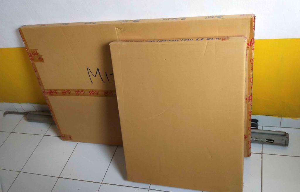 Kardus Berisi Meja Rakitan