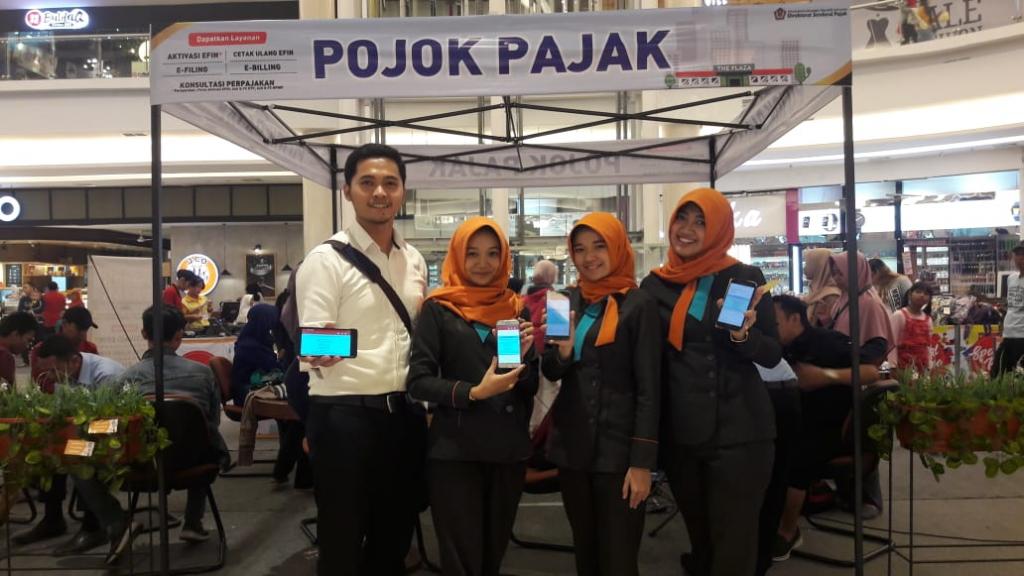 Pegawai BNI 46 Purwokerto menujukkan BPE