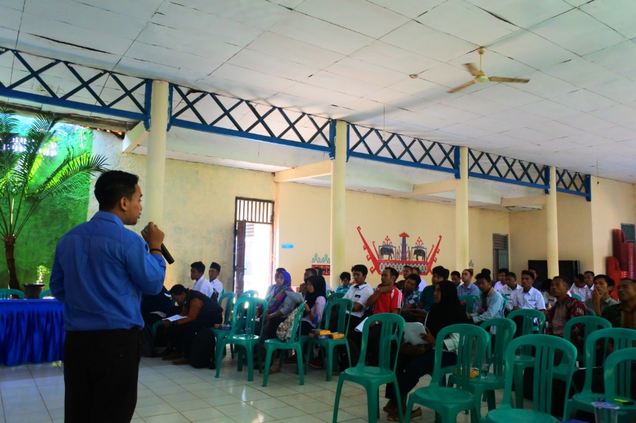 Petugas Penyuluh KP2KP Baradatu, Ahmad Maulana Habibi menyampaikan materi tentang tata cara penghitungan, pemungutan, dan pembayaran PPh dan PPN atas pengelolaan Dana Desa.