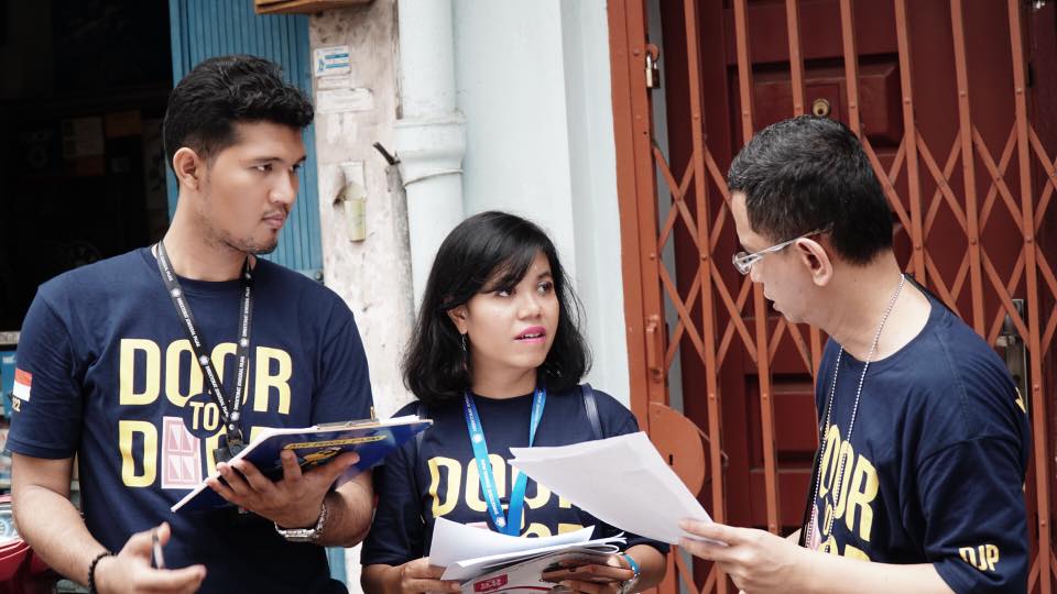 Petugas canvassing melakukan pendataan Wajib Pajak di Jalan Semarang.