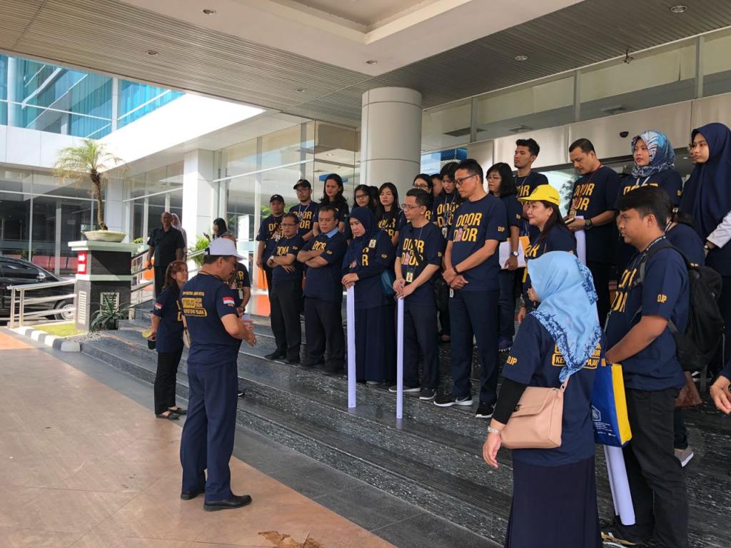 Kepala KPP Pratama Medan Kota melakukan briefing sebelum melepas tim canvassing.