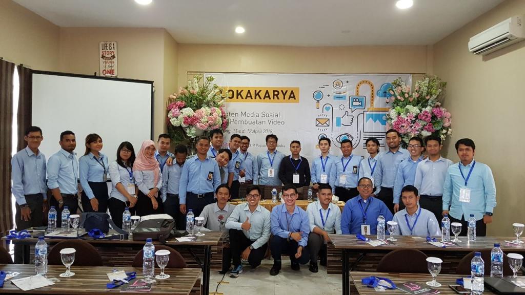 Mengabadikan foto bersama peserta lokakarya