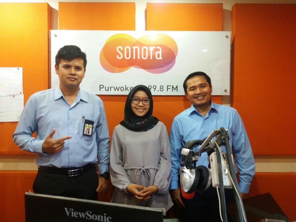 Tim KPP dan Penyiar radio Sonora 99.8 FM
