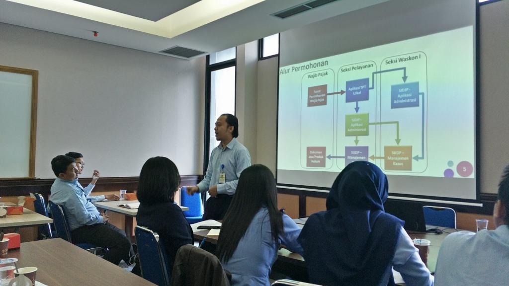 Narasumber Pranata Komputer Muda Rifki memberikan pelatihan terhadap peserta