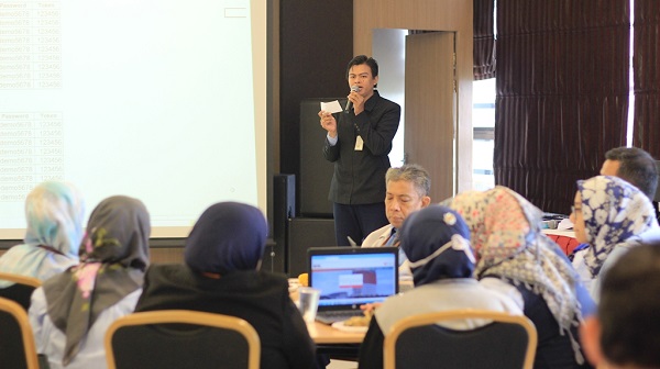 ON STAGE: Salah satu narasumber acara, Ehud Rengkuh Riyantha