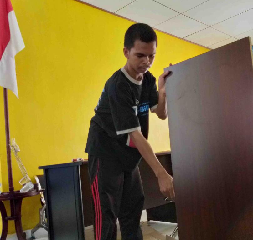 Proses Perakitan Meja Oleh Pegawai KP2KP Benteng