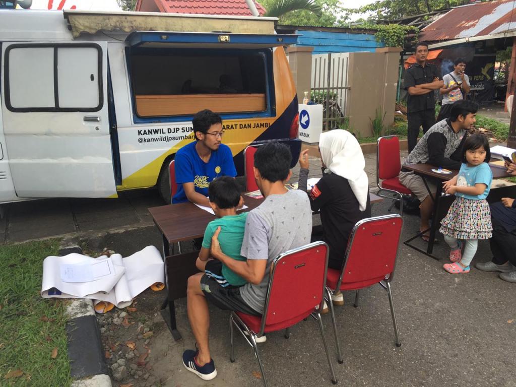 Konsultasi Perpajakan pada acara Car Free Day di Kota Padang
