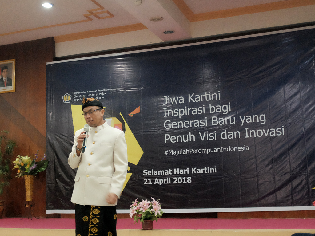 Sambutan Kepala KPP Pratama Mojokerto Ngakan Adiputra yang mengenakan pakaian adat Bali.