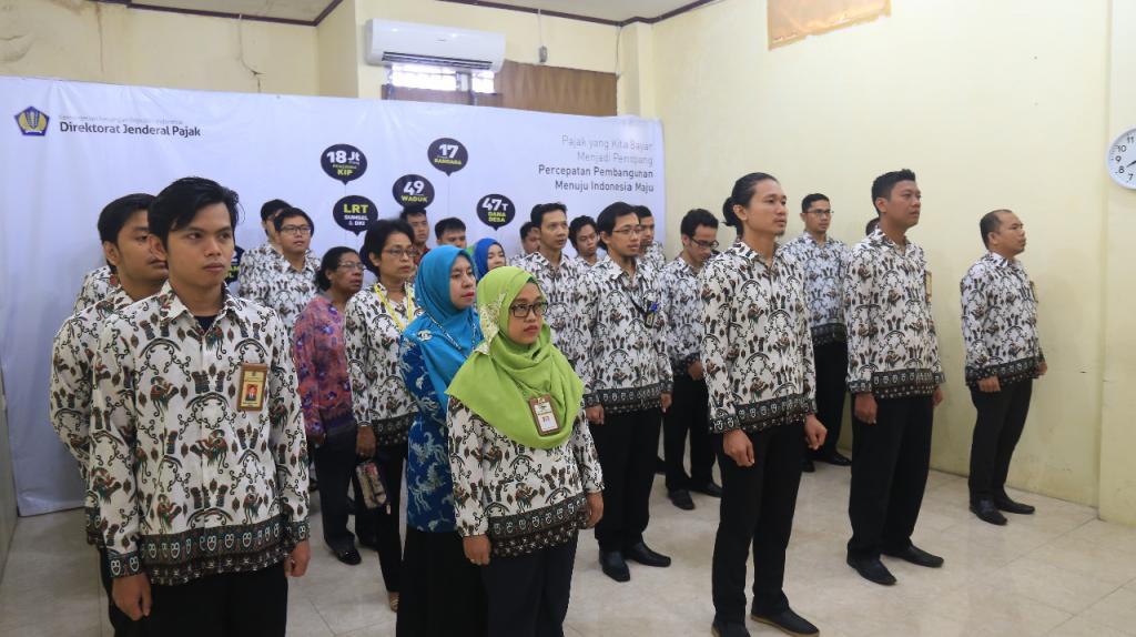 Para pegawai menghadiri kegiatan Pencanangan Pembangunan ZI menuju WBK