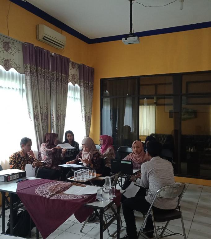 Pegawai KP2KP Tanah Grogot menjawab pertanyaan dari peserta Kelas Pajak