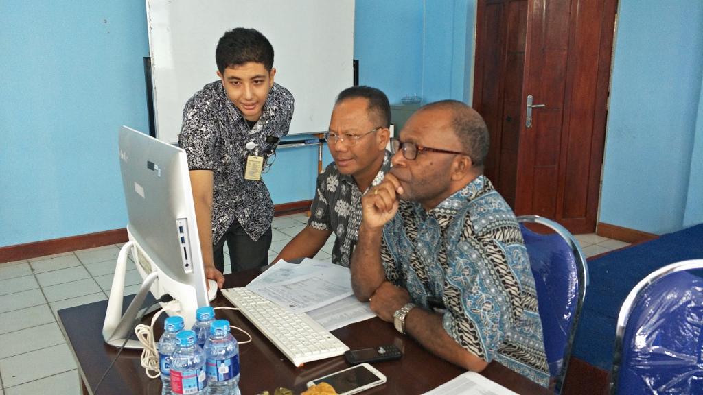 Pegawai KPP Pratama Timika Memberikan Bimbingan Pelaporan SPT Elektronik