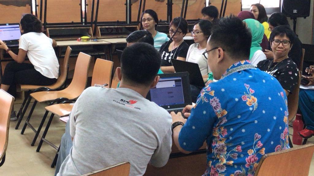 Pegawai KPP Pratama Timika melakukan asistensi pelaporan SPT Tahunan kepada wajib pajak