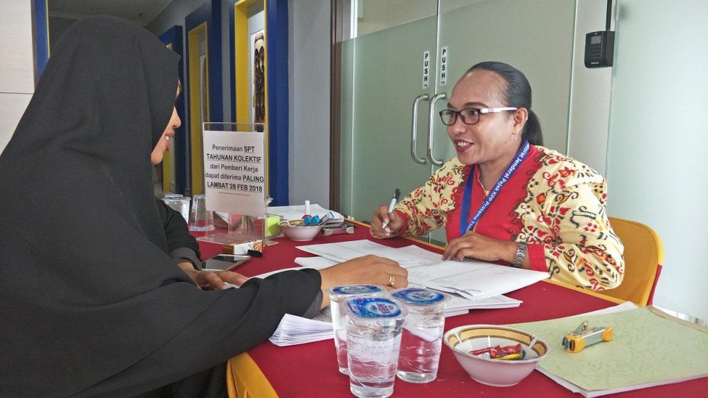 Pegawai Kantor Pajak Timika mengajak lapor SPT dengan e-filing