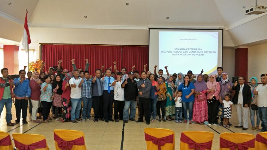 Pegawai dan Peserta Sosialisasi Mengabadikan Foto Bersama