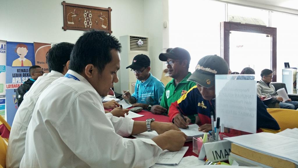 Pegawai melayani wajib pajak yang ingin melaporkan SPT