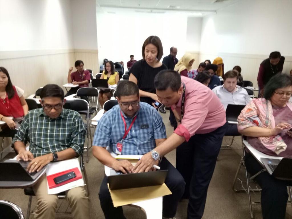 Petugas sigap membantu peserta yang mengalami kesulitan dalam e-filing