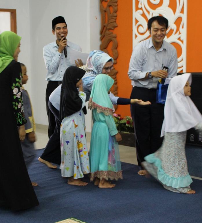 Pemberian santunan kepada anak-anak yatim piatu (1)