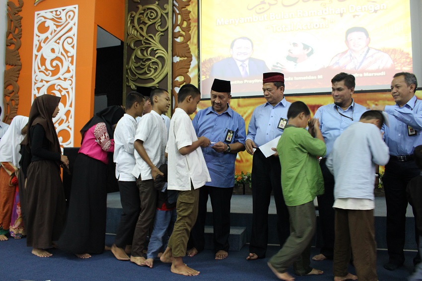 Pemberian santunan kepada anak-anak yatim piatu (2)