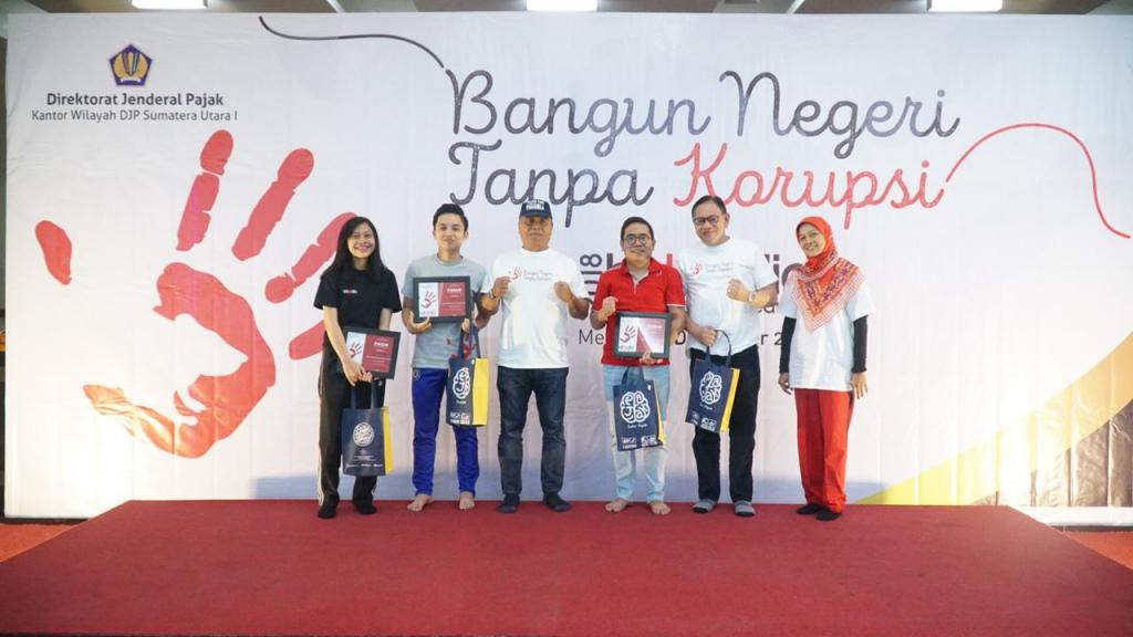 Foto Bersama Kepala Kanwil DJP Sumut dengan Pemenang Lomba Stand Up Comedy