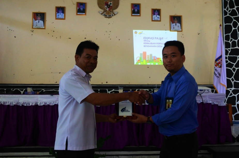 Penyerahan Plakat kepada Camat Banjit dari KP2KP Baradatu.