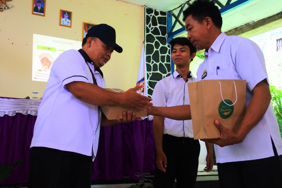 Penyerahan bingkisan kepada Bendahara Desa yang telah melakukan pembayaran PPh dan PPN terbesar selama tahun pajak 2017.