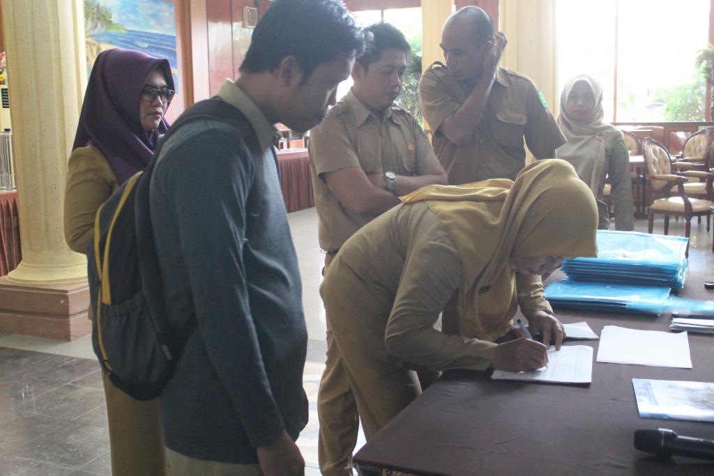 Peserta lagi registrasi