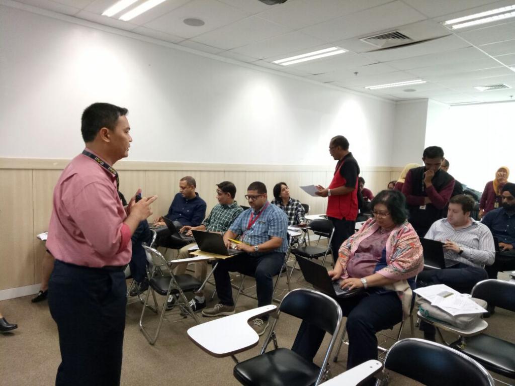 Peserta edukasi menyimak penduan pengisian e-filing yang diberikan dalam dua bahasa, bahasa Indonesia dan bahasa Inggris