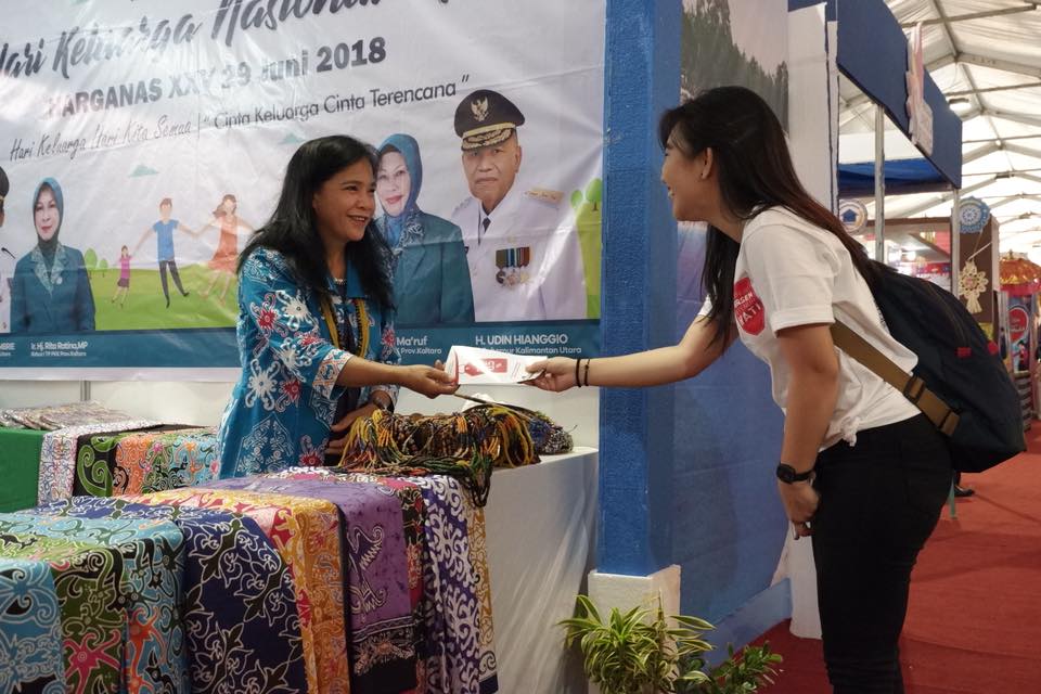 Petugas membagikan leaflet kepada pelaku UMKM yang mengikuti Harganas (1)