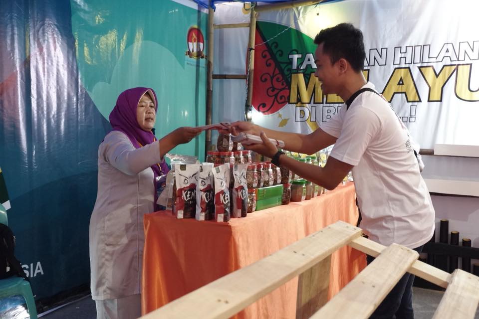 Petugas membagikan leaflet kepada pelaku UMKM yang mengikuti Harganas (2)