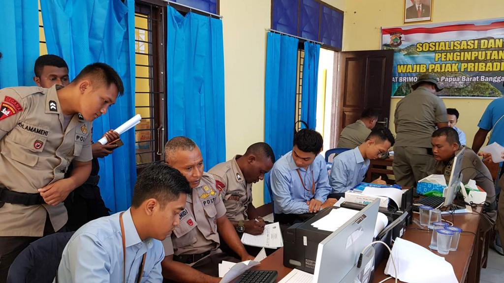 Petugas mendampingi anggota brimob dalam pelaporan efilling