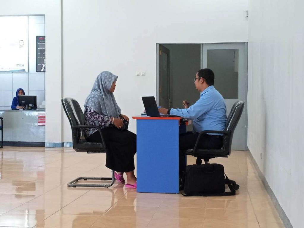 Petugas sedang memberikan penjelasan kepada wajib pajak