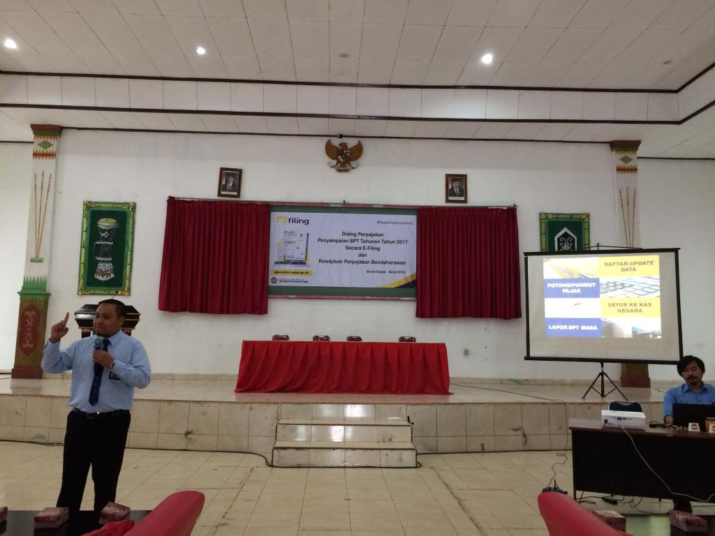 Narasumber Hudiono Ardi Haryono selaku Kepala Seksi Pengawasan dan Konsultasi III sedang menyampaikan paparan