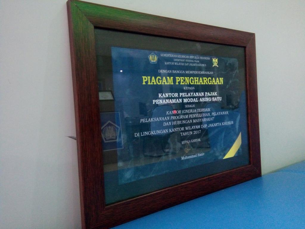 Piagam penghargaan sebagai Kantor Kinerja Terbaik Pelaksanaan Program Penyuluhan, Pelayanan, dan Hubungan Masyarakat