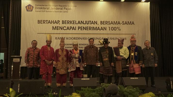 Direktur Jenderal Pajak bersama Kakanwil se-Sumatera setelah meresmikan Jong Sumatera