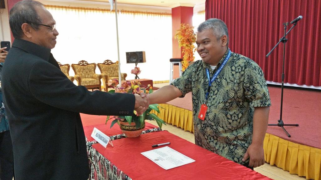 Plt. Kepala Kantor Bersalaman Sebagai tanda Komitmen integritas