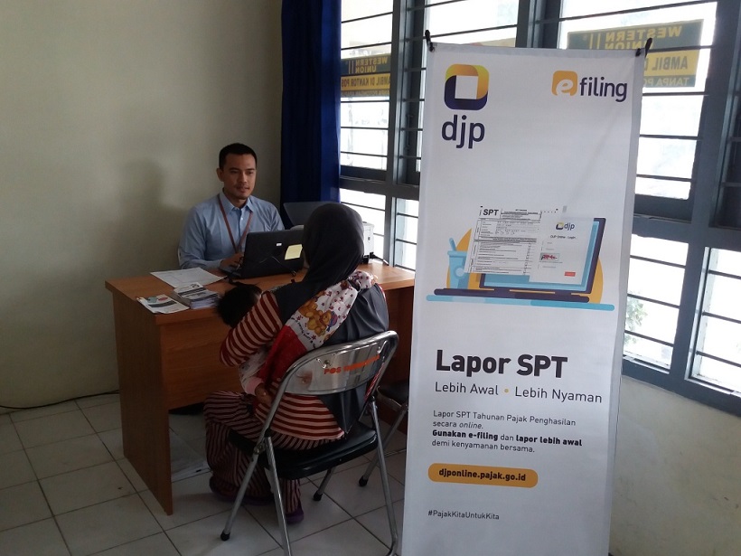 Wajib Pajak sedang melakukan konsultasi perpajakan di Kantor Pos Sumberrejo Bojonegoro.