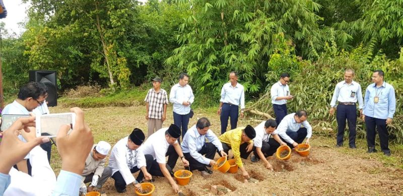 Kakanwil meletakan batu pertama bersama camat, perwakilan pemkot dan pejabat pemda.